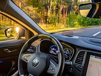 Tempolimit-Warner im Cockpit: Seit Juli 2024 ist das ISA-System in allen Neuwagen in der EU Pflicht.