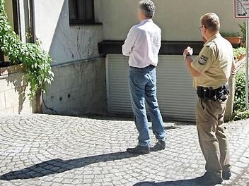 Hier geht es in den Keller, wo Ulrich S. (links) angeblich mit der Schrotflinte Ratten gejagt haben will. Beim Ortstermin gestern Nachmittag machten sich die Prozessbeteiligten ein Bild von der Situation in den engen Räumen. Fotos: Oliver Schmidt