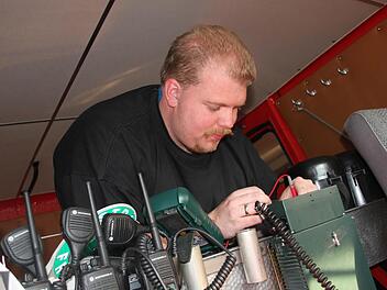 Benjamin Baier bei einem Funkgeräteeinbau im Feuerwehrauto Pressig   Foto: Veronika Schadeck