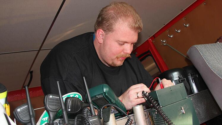 Benjamin Baier bei einem Funkgeräteeinbau im Feuerwehrauto Pressig   Foto: Veronika Schadeck