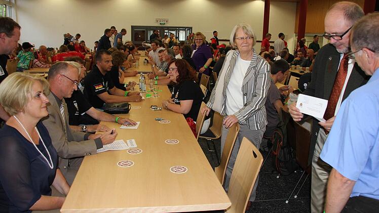 Die Offiziellen: Eine Begrüßung in jeder Landessprache klappte zwar nicht, aber mit Englischkenntnissen gelang die Konversation ganz gut.