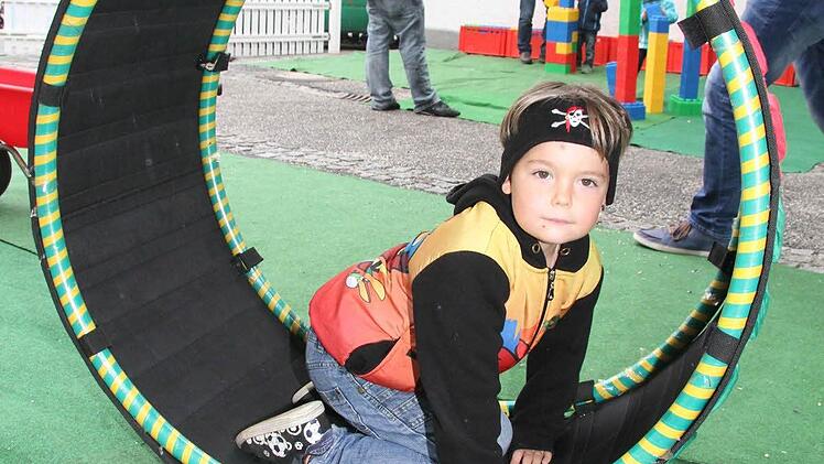 Kober traut sich in den heißen Reifen und rollt durchs Miniland. Foto: Sonja Adam
