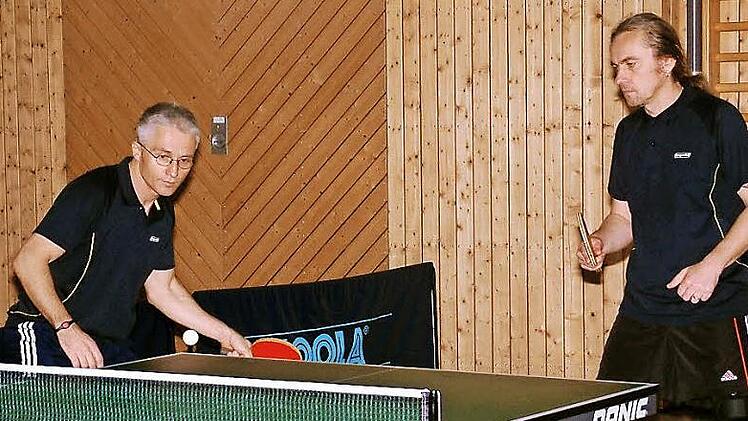 Das Stockheimer Doppel mit Harald Wich (links) und Alexander Wachter sorgte mit einem 5-Satz-Erfolg gegen den TTC Alexanderhütte für den 9:7-Sieg. Beide gewannen auch ihre Einzel und das Eingangsdoppel und waren somit Garanten für den Heimerfolg. Foto: Hans Franz