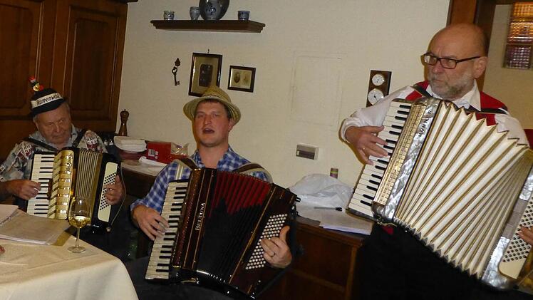 Erwin Wehner, Frank Schmitt und Albrecht Ziegler am Akkordeon beim Fasching des Seniorenclubs Frohsinn in Steinach.  Foto: Schuck