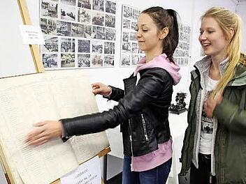 Tamara Distler und Sofia Bürger blättern im Hauptbuch. Foto: RoepertTamara Distler und Sofia Bürger blättern im Hauptbuch. Foto: RoepertTamara Distler und Sofia Bürger blättern im Hauptbuch. Foto: Roepert
