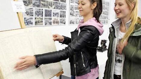 Tamara Distler und Sofia Bürger blättern im Hauptbuch. Foto: RoepertTamara Distler und Sofia Bürger blättern im Hauptbuch. Foto: RoepertTamara Distler und Sofia Bürger blättern im Hauptbuch. Foto: Roepert