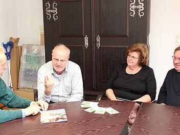 Wolfgang Kümmeth und Gerald Brehm diskutierten mit Christine und Hubert Johna (v. l.) die Herausforderungen der Flüchtlingsarbeit. Foto: Johanna Blum