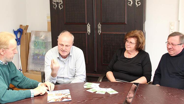Wolfgang Kümmeth und Gerald Brehm diskutierten mit Christine und Hubert Johna (v. l.) die Herausforderungen der Flüchtlingsarbeit. Foto: Johanna Blum