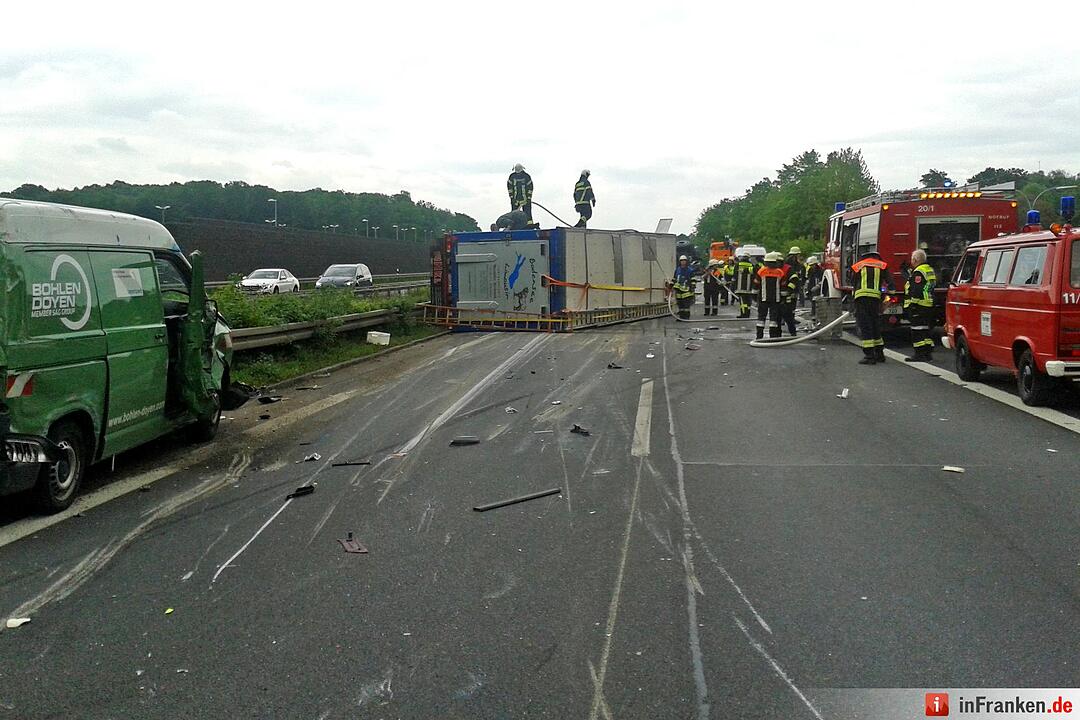 Toedlicher Lkw-Unfall auf der A7 - Schweinetransporter verunglueckt