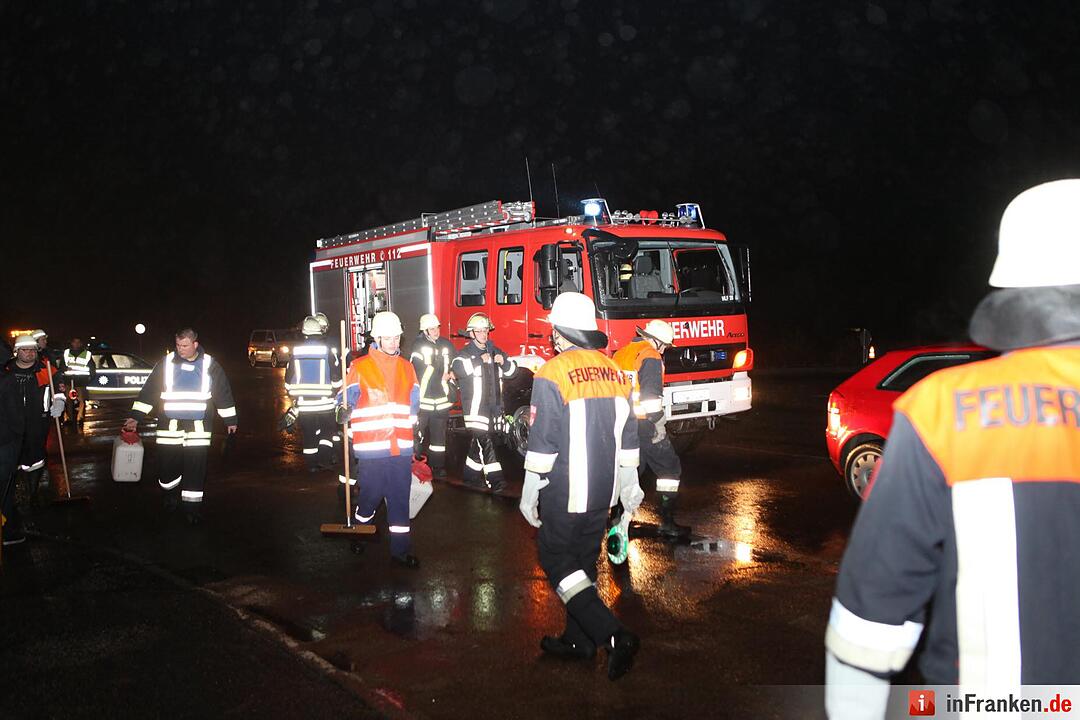 Auto erfasst Pferd und Reiterin