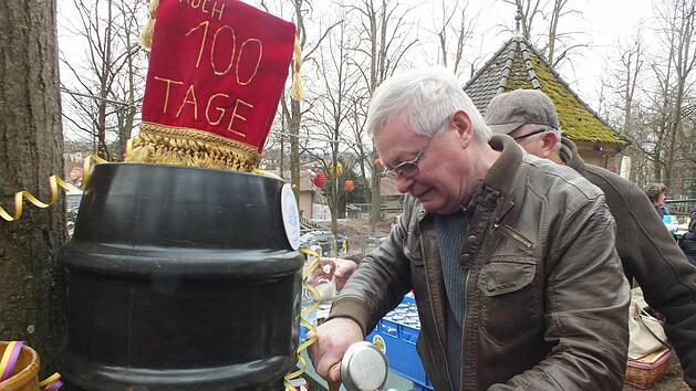Erich Heinrich zapft aus einem der "Noch-100-Tage"-F&auml;sser. Foto: Manfred Welker