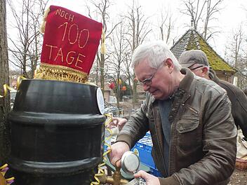 Erich Heinrich zapft aus einem der "Noch-100-Tage"-Fässer. Foto: Manfred Welker