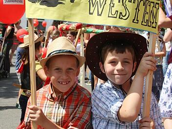 Balint Petnhzy (8) und Dennis Dimos Anogumis (9) trugen das Klassenschild - natürlich mit passender Kopfbedeckung. Fotos: Sonny Adam