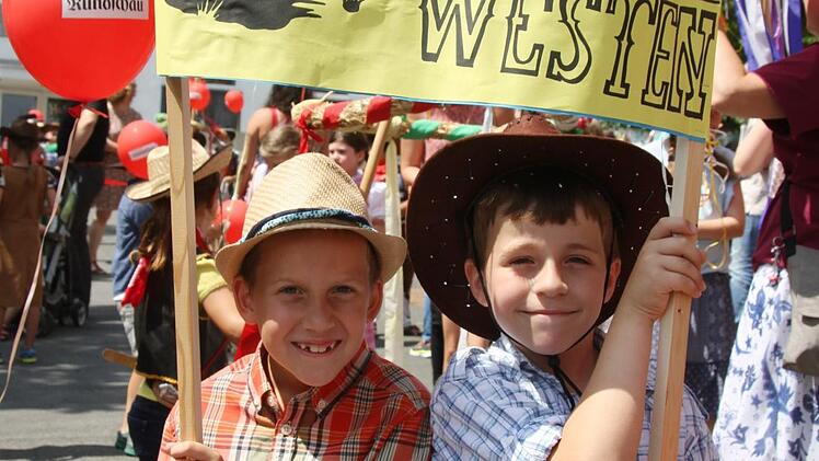 Balint Petnhzy (8) und Dennis Dimos Anogumis (9) trugen das Klassenschild - natürlich mit passender Kopfbedeckung. Fotos: Sonny Adam