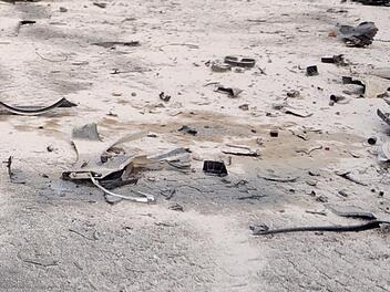 Ein Senior hat in Wunsiedel einen Unfall verursacht und ist einfach weitergefahren. Die Polizei hatte leichtes Spiel: Sie musste nur den Kratzspuren folgen. Symbolfoto: dpa
