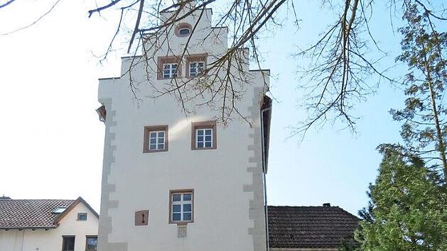 Stopp an einem der Wahrzeichen der Marktgemeinde: Das Torhaus  Fotos: Doris Bauer