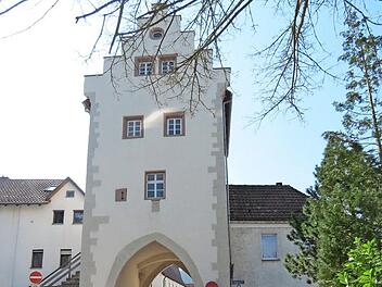 Stopp an einem der Wahrzeichen der Marktgemeinde: Das Torhaus  Fotos: Doris Bauer