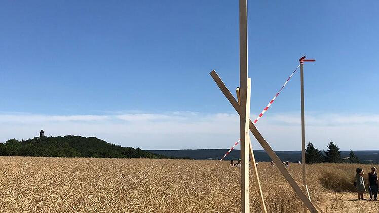 Ein Stabgerüst verdeutlicht die Höhe des Bauwerks gegenüber dem  Altenburghügel.  M. Wehner