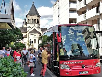 Nach dem Lockdown kamen im Sommer wieder Touristen in die Kissinger Hotels, hier eine Busreise im Juli am Frankenland. Sigismund von Dobschütz