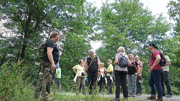 Sicher auch wieder humorvoll geht es bei der von Hans Blinzler (Siebter von rechts) geleiteten Wanderung der Frankenwaldverein-Ortsgruppe Nordhalben zu, die am kommenden Samstag zum dritten Burgstall Wallenrode führt.