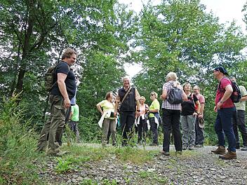 Sicher auch wieder humorvoll geht es bei der von Hans Blinzler (Siebter von rechts) geleiteten Wanderung der Frankenwaldverein-Ortsgruppe Nordhalben zu, die am kommenden Samstag zum dritten Burgstall Wallenrode führt.