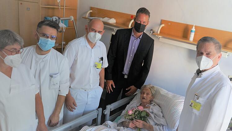 Bayreuth: Seltenes Fest im Klinikum - Patientin feiert nach Sturz ihren 100. Geburtstag im Krankenbett
