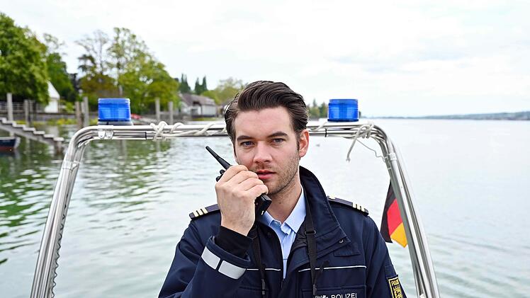 Schauspieler Max K&ouml;nig wird beim Einkaufen oft von Zuschauern erkannt. Seit 2020 verk&ouml;rpert er Jakob Frings in der Vorabendserie "WaPo Bodensee".