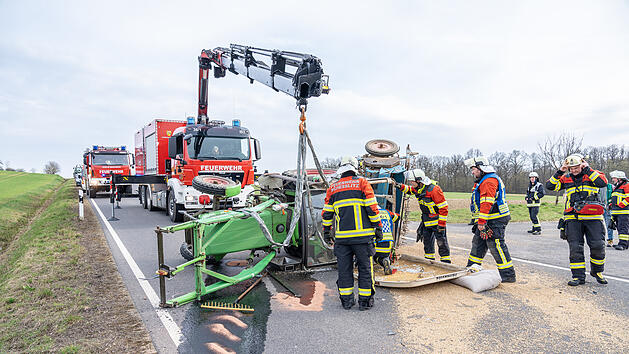 Kleinwagen st&ouml;&szlig;t mit Traktor bei &Uuml;berholvorgang zusammen: Zwei Verletzte