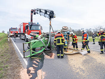 Kleinwagen st&ouml;&szlig;t mit Traktor bei &Uuml;berholvorgang zusammen: Zwei Verletzte