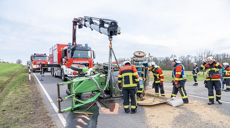 Kleinwagen st&ouml;&szlig;t mit Traktor bei &Uuml;berholvorgang zusammen: Zwei Verletzte