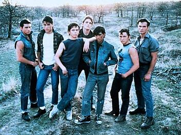In "Die Outsider: Rebellen ohne Grund" hatten zahlreiche (Super-)Stars eine ihrer ersten gro&szlig;en Rollen: (von links) Tom Cruise, Rob Lowe, C. Thomas Howell, Matt Dillon, Ralph Macchio, Emilio Estevez und Patrick Swayze.
