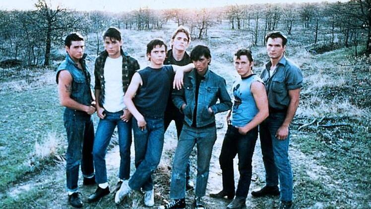 In "Die Outsider: Rebellen ohne Grund" hatten zahlreiche (Super-)Stars eine ihrer ersten gro&szlig;en Rollen: (von links) Tom Cruise, Rob Lowe, C. Thomas Howell, Matt Dillon, Ralph Macchio, Emilio Estevez und Patrick Swayze.