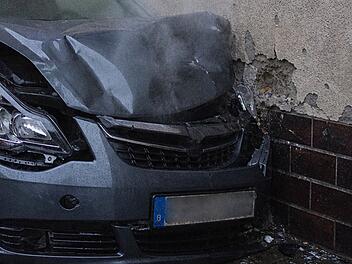 Autofahrerin im Kreis Kronach kracht gegen Hauswand - leicht verletzt im Krankenhaus