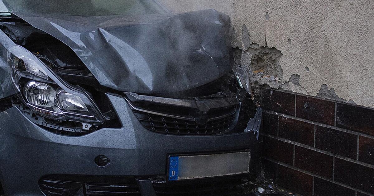 Kronach district: Female driver injured in accident - | crashed into a ...