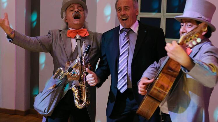 Carlo Battistella schmettert bei  ,O sole mio' aus Leibeskräften mit, ... Foto: Barbara Herbst