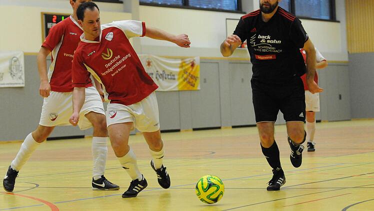 Szene aus dem Spiel des FC Reichenbach (dunkle Trikots) gegen die SpVgg Wartmannsroth.