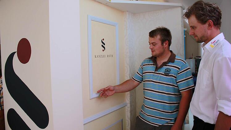 Jens Schöninger, Rabelsdorf, zeigt seinem Meister Anton Gerstenkorn, Ebern, eine Stelle am Gesellenstück, die ihm besonders gut gelungen ist, nachdem er viel Arbeit darin investiert hatte.