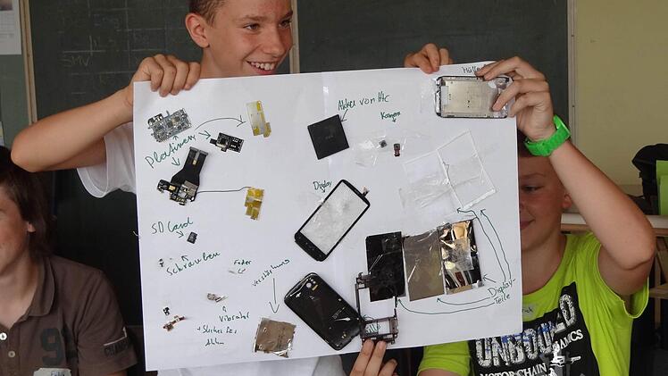 Fairphone: Ein Handy besteht aus unendlich vielen verschiedenen Teilen und Rohstoffen. Bei den meisten Herstellern bleibt nicht viel Lohn für die Arbeiter übrig. Die Alternative: ein Fairphone. Hier weiß jeder bescheid, was in dem Gerät steckt, mit dem man telefoniert.