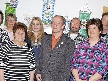 Die geehrten Mitglieder des Kaninchen- und Geflügelzuchtvereins Mainleus und Umgebung. Von links: Vorsitzender Hansjürgen Grampp, Inge Stanko, Erika Waldmann, Elfriede Konrad, Laura Grampp, Achim Gutsmann, Roland Stanko, Christine Waldmann, Roland Beiersdorfer und Werner Thomas. Foto: Karl Klippel