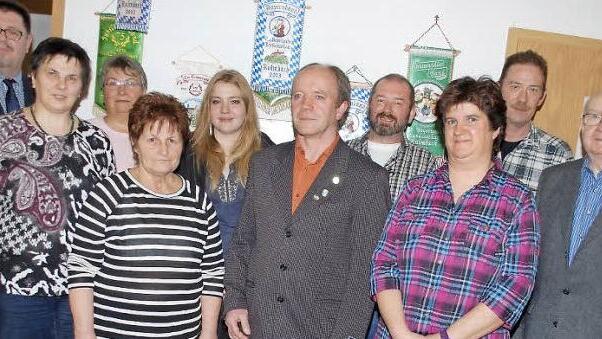 Die geehrten Mitglieder des Kaninchen- und Geflügelzuchtvereins Mainleus und Umgebung. Von links: Vorsitzender Hansjürgen Grampp, Inge Stanko, Erika Waldmann, Elfriede Konrad, Laura Grampp, Achim Gutsmann, Roland Stanko, Christine Waldmann, Roland Beiersdorfer und Werner Thomas. Foto: Karl Klippel
