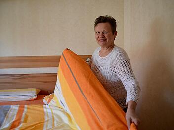 Zenzi Brehm ist seit Mai Gastgeberin in Burkardroth. Hier ist sie dabei, die Betten in ihrer Ferienwohnung frisch zu beziehen. Foto: Kathrin Kupka-Hahn