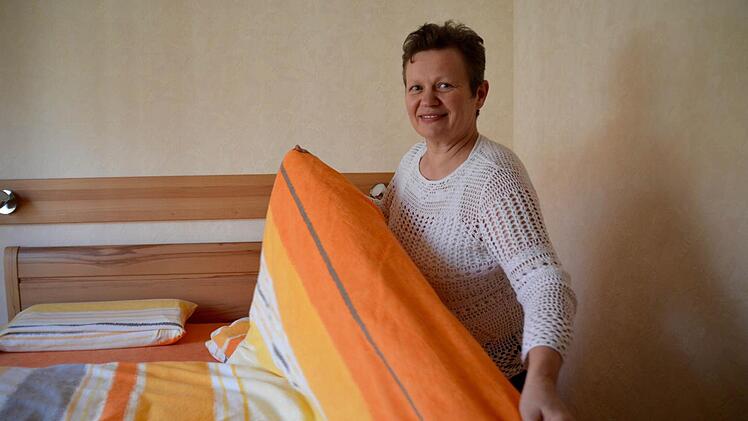 Zenzi Brehm ist seit Mai Gastgeberin in Burkardroth. Hier ist sie dabei, die Betten in ihrer Ferienwohnung frisch zu beziehen. Foto: Kathrin Kupka-Hahn