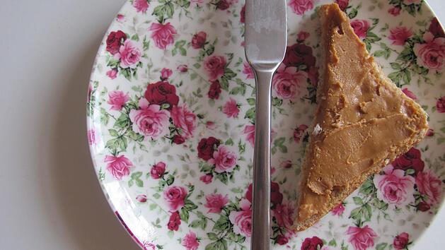 Erdnussbutter auf Toast ist der Klassiker - sie schmeckt aber auch mit Brioche, einem Hörnla oder auf dunklem Bauernbrot.