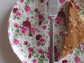 Erdnussbutter auf Toast ist der Klassiker - sie schmeckt aber auch mit Brioche, einem Hörnla oder auf dunklem Bauernbrot.