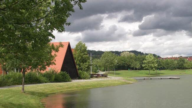 Randale statt Idylle: Der 1. Mai bescherte der Polizei einen Großeinsatz am Oberauhof, wo es am Montag Rangeleien zwischen 200 Jugendlichen gab. Foto: Archiv/Gabriele Hänseler