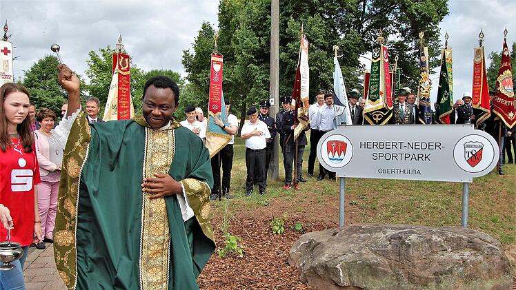 Der aus Nigeria stammende Gemeindepfarrer Blaise Okpanachi gibt den kirchlichen Segen. Foto: Sigismund von Dobschütz
