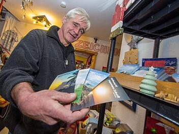 Die Karten mit motivierenden Sprüchen verkauft Tom Sauer auch im Haus Lichtblicke. Der Erlös geht an die Humanitäre Hilfe für Menschen in Not. Foto: Marian Hamacher