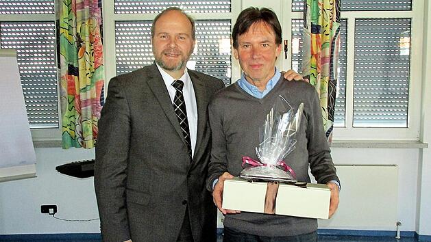 B&uuml;rgermeister Bernd Reisenweber verabschiedete Helmut Ritter (r.) mit einem Pr&auml;sent in den Ruhestand.  Foto: Grund- und Mittelschule Ebersdorf