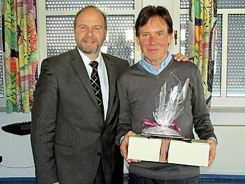 Bürgermeister Bernd Reisenweber verabschiedete Helmut Ritter (r.) mit einem Präsent in den Ruhestand.  Foto: Grund- und Mittelschule Ebersdorf