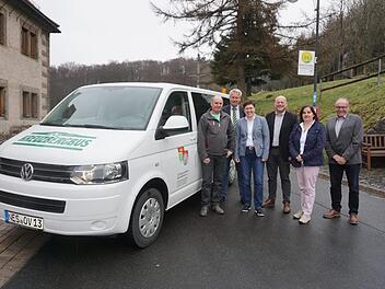 Der Kreuzbergbus und die Bürgermeister der Kreuzbergallianz: Ab 1. Mai ist der Kreuzbergbus auch an Samstagen, Sonn- und Feiertagen mit einer Stunde Vorlaufzeit zu erreichen. Das Bild zeigt von  links: Busunternehmer Heiner Geis (Inhaber des Verkehrsunternehmens Omnibusverkehr Bischofsheim (OVB), Ronald Ziegler (Nahverkehrsbeauftragter Landkreis Rhön-Grabfeld), Vorsitzende der Kreuzbergallianz und Bürgermeisterin Birgit Erb (Markt Oberelsbach), Bürgermeister Georg Seiffert (Stadt Bischofsheim...